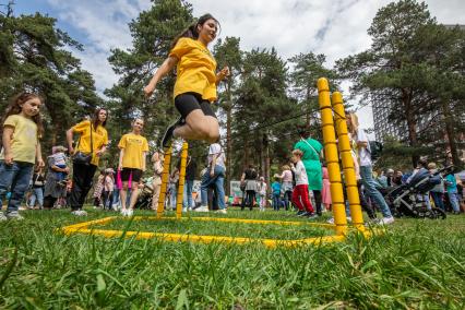 Москва. Девушка во время занятий хоппингом.