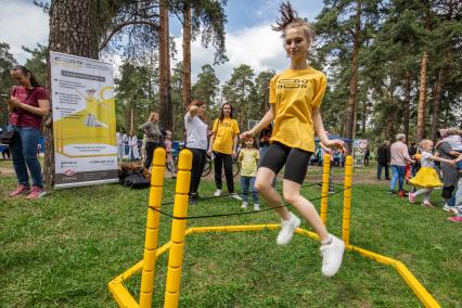 Москва. Девушка во время занятий хоппингом.