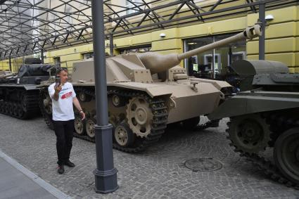 Московская область. Участник автопробега `Летняя перезагрузка`, автомобильный блогер Сергей `Энергетик` Николаев в музее техники Вадима Задорожного.