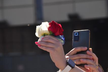 Краснодар. Самый большой  флаг России из роз собрали на главной площади города  к празднику День России.