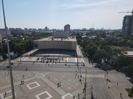 Краснодар. Самый большой  флаг России из роз собрали на главной площади города  к празднику День России.