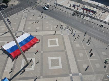 Краснодар. Самый большой  флаг России из роз собрали на главной площади города  к празднику День России.