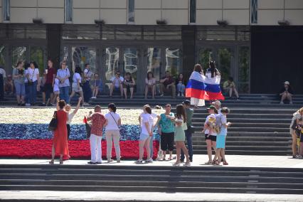 Краснодар. Самый большой  флаг России из роз собрали на главной площади города  к празднику День России.