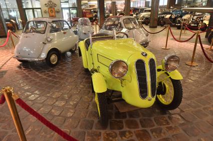 Московская область. Автомобиль BMW Isetta 300 и автомобиль BMW da3 Wartburg (слева направо) в музее техники Вадима Задорожного.