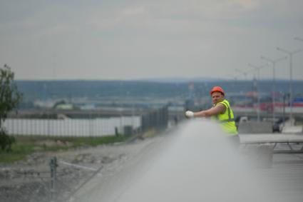 Екатеринбург. Строительство третьего, пускового комплекса Екатеринбургской кольцевой автомобильной дороги (ЕКАД) в рамках национального проекта \'Безопасные и качественные автомобильные дороги\'. Укладка асфальта