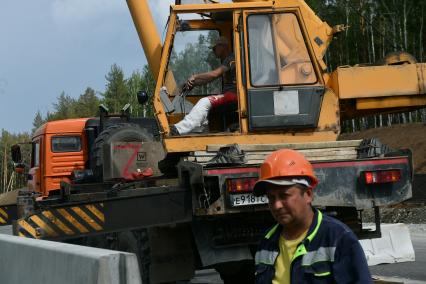 Екатеринбург. Строительство третьего, пускового комплекса Екатеринбургской кольцевой автомобильной дороги (ЕКАД) в рамках национального проекта \'Безопасные и качественные автомобильные дороги\'. Установка мачт дорожного освещения