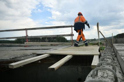 Екатеринбург. Строительство третьего, пускового комплекса Екатеринбургской кольцевой автомобильной дороги (ЕКАД) в рамках национального проекта \'Безопасные и качественные автомобильные дороги\'