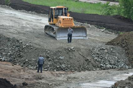 Екатеринбург. Строительство третьего, пускового комплекса Екатеринбургской кольцевой автомобильной дороги (ЕКАД) в рамках национального проекта \'Безопасные и качественные автомобильные дороги\'. Укладка асфальта