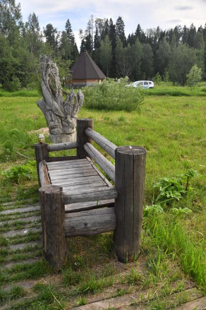 Ярославская область, г. Переславль-Залесский. Деревянная скамейка.