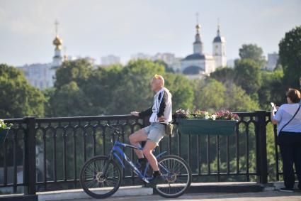 Владимир. Мужчина на велосипеде.