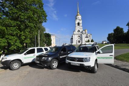 Владимир. Автомобили участников автопробега КП `Летняя перезагрузка` у Свято-Успенского Кафедрального собора.