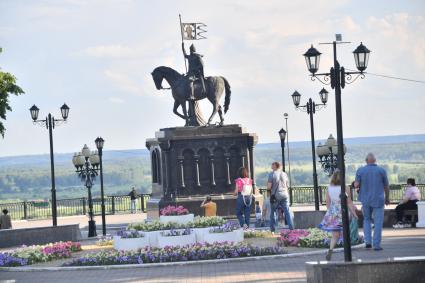 Владимир. Памятник князю Владимиру и Святителю Федору на обзорной площадке в парке имени Пушкина.