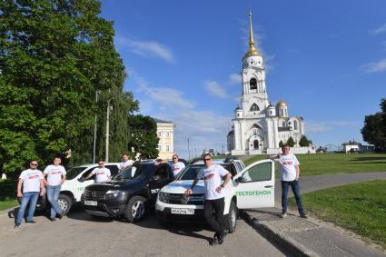 Владимир. Участники автопробега КП `Летняя перезагрузка` автоблогер Сергей Ефимов (слева) и автоблогер Сергей `Энергетик` Николаев (второй справа) у Свято-Успенского Кафедрального собора.