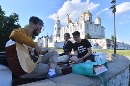 Владимир. Молодые люди отдыхают у Свято-Успенского Кафедрального собора.