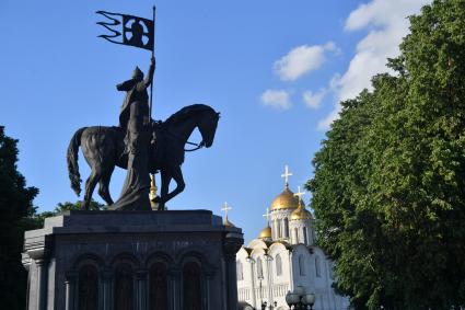 Владимир. Вид на памятник князю Владимиру и Святителю Федору и на Свято-Успенский Кафедральный собор.