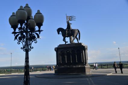 Владимир. Памятник князю Владимиру и Святителю Федору на обзорной площадке в парке имени Пушкина.