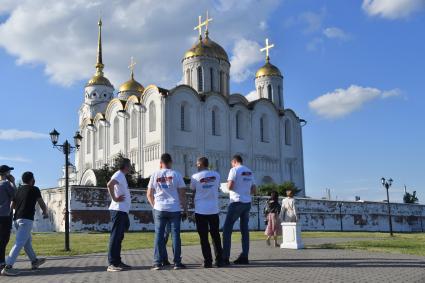 Владимир. Участники автопробега КП `Летняя перезагрузка` у Свято-Успенского Кафедрального собора.