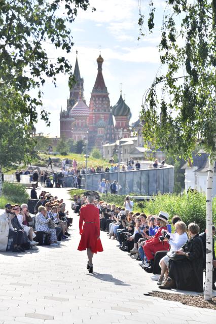 Москва. Модели на показе коллекции модельера Вячеслава Зайцева pret-a-porter de luxe `Ноктюрн` в рамках Московской недели моды в Большом амфитеатре в парке `Зарядье`.