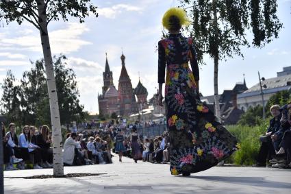 Москва. Модели на показе коллекции модельера Вячеслава Зайцева pret-a-porter de luxe `Ноктюрн` в рамках Московской недели моды в Большом амфитеатре в парке `Зарядье`.