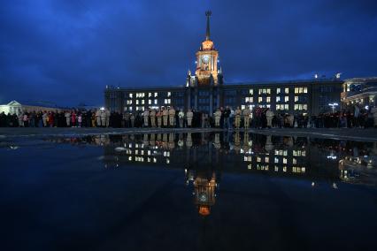 Екатеринбург. Участники всероссийской гражданской  мемориальной акции \'Свеча памяти\' в память о начале Великой Отечественной войны, во время шествия с зажжеными свечами