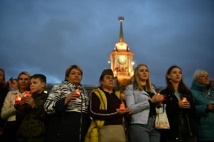 Екатеринбург. Участники всероссийской гражданской  мемориальной акции \'Свеча памяти\' в память о начале Великой Отечественной войны, во время шествия с зажжеными свечами