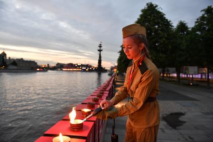 Москва. Волонтеры зажгли 1418 свечей  в рамках патриотической акции `Линия памяти`, посвященной 80-й годовщине начала Великой Отечественной войны, на Крымской набережной в парке `Музеон`.