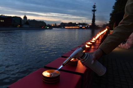 Москва. Волонтеры зажгли 1418 свечей  в рамках патриотической акции `Линия памяти`, посвященной 80-й годовщине начала Великой Отечественной войны, на Крымской набережной в парке `Музеон`.