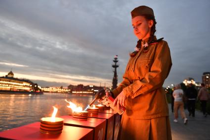 Москва. Волонтеры зажгли 1418 свечей  в рамках патриотической акции `Линия памяти`, посвященной 80-й годовщине начала Великой Отечественной войны, на Крымской набережной в парке `Музеон`.