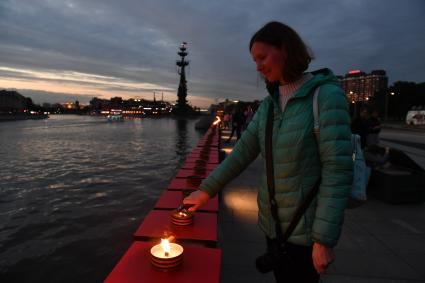 Москва. Люди зажигают свечи в рамках патриотической акции `Линия памяти`, посвященной 80-й годовщине начала Великой Отечественной войны, на Крымской набережной в парке `Музеон`.