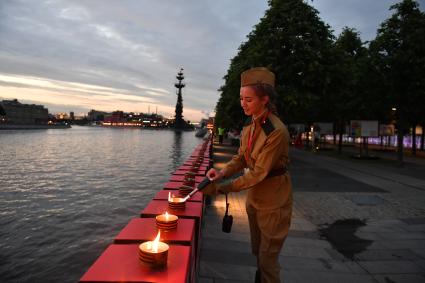 Москва. Волонтеры зажгли 1418 свечей  в рамках патриотической акции `Линия памяти`, посвященной 80-й годовщине начала Великой Отечественной войны, на Крымской набережной в парке `Музеон`.