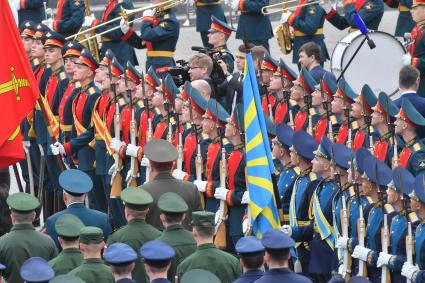 Москва. Военнослужащие во время церемонии возложения венков к Могиле Неизвестного Солдата в День памяти и скорби в 81-ю годовщину начала Великой Отечественной войны.