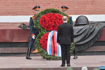 Москва. Президент России Владимир Путин во время церемонии возложения венков к Могиле Неизвестного Солдата в День памяти и скорби в 81-ю годовщину начала Великой Отечественной войны.