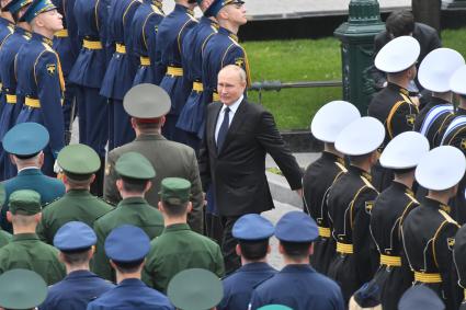 Москва. Президент России Владимир Путин во время церемонии возложения венков к Могиле Неизвестного Солдата в День памяти и скорби в 81-ю годовщину начала Великой Отечественной войны.