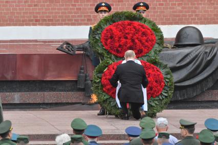 Москва. Президент России Владимир Путин во время церемонии возложения венков к Могиле Неизвестного Солдата в День памяти и скорби в 81-ю годовщину начала Великой Отечественной войны.