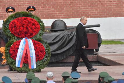 Москва. Президент России Владимир Путин во время церемонии возложения венков к Могиле Неизвестного Солдата в День памяти и скорби в 81-ю годовщину начала Великой Отечественной войны.