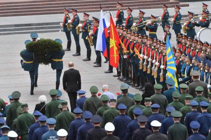 Москва. Президент России Владимир Путин во время церемонии возложения венков к Могиле Неизвестного Солдата в День памяти и скорби в 81-ю годовщину начала Великой Отечественной войны.