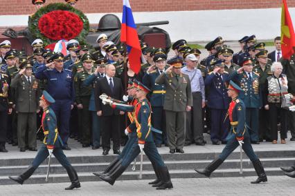 Москва. Президент России Владимир Путин и министр обороны России Сергей Шойгу (на первом плане слева направо) во время церемонии возложения венков к Могиле Неизвестного Солдата в День памяти и скорби в 81-ю годовщину начала Великой Отечественной войны.