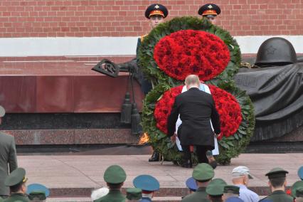 Москва. Президент России Владимир Путин во время церемонии возложения венков к Могиле Неизвестного Солдата в День памяти и скорби в 81-ю годовщину начала Великой Отечественной войны.