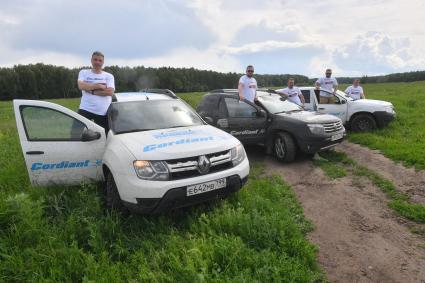 Московская область. Участники автопробега КП `Летняя перезагрузка`, автоблогер Сергей `Энергетик` Николаев, автоблогер Сергей Ефимов (слева направо) и Корреспондент `Комсомольской правды`, автоэксперт Кирилл Бревдо (второй справа).