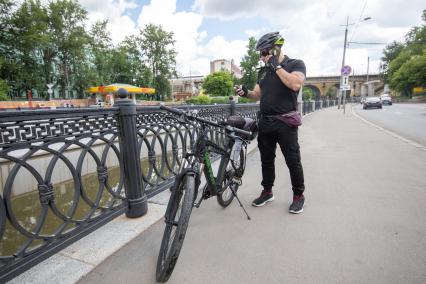 Москва. Инспектор велопатруля Центра организации дорожного движения (ЦОДД) Александр Демьяненко на одной из улиц города.