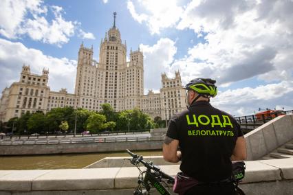 Москва. Инспектор велопатруля Центра организации дорожного движения (ЦОДД) Александр Демьяненко на Устьинской набережной.