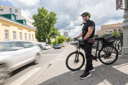 Москва. Инспектор велопатруля Центра организации дорожного движения (ЦОДД) Александр Демьяненко на одной из улиц города.