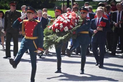 Москва. Руководитель фракции КПРФ Геннадий Зюганов во время церемонии возложения венков к Могиле Неизвестного Солдата в День памяти и скорби в 81-ю годовщину начала Великой Отечественной войны.