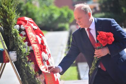 Москва. Руководитель фракции КПРФ Геннадий Зюганов во время церемонии возложения венков к Могиле Неизвестного Солдата в День памяти и скорби в 81-ю годовщину начала Великой Отечественной войны.