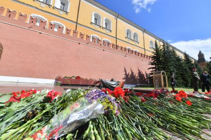 Москва. Цветы у Вечного огня на Могиле Неизвестного Солдата в День памяти и скорби в 81-ю годовщину начала Великой Отечественной войны.