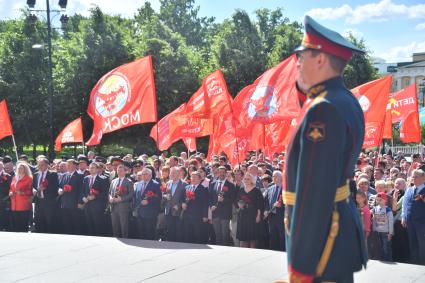 Москва. Члены фракции КПРФ  во время церемонии возложения венков к Могиле Неизвестного Солдата в День памяти и скорби в 81-ю годовщину начала Великой Отечественной войны.