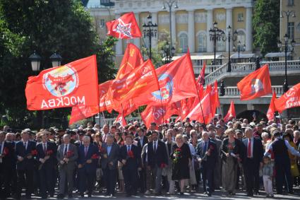 Москва. Члены фракции КПРФ  во время церемонии возложения венков к Могиле Неизвестного Солдата в День памяти и скорби в 81-ю годовщину начала Великой Отечественной войны.