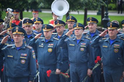 Москва. (справа налево в первом ряду) Директор Департамента оперативного управления МЧС Анатолий Елизаров, директор Департамента гражданской обороны и защиты населения МЧС Олег Мануйло и начальник Главного управления `Национальный центр управления в кризисных ситуациях` МЧС Александр Лекомцев во время церемонии возложения венков к Могиле Неизвестного Солдата в День памяти и скорби в 81-ю годовщину начала Великой Отечественной войны.