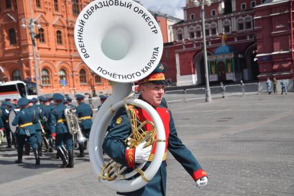 Москва. Военный образцовый оркестр Почетного караула во время церемонии возложения венков к Могиле Неизвестного Солдата в День памяти и скорби в 81-ю годовщину начала Великой Отечественной войны.