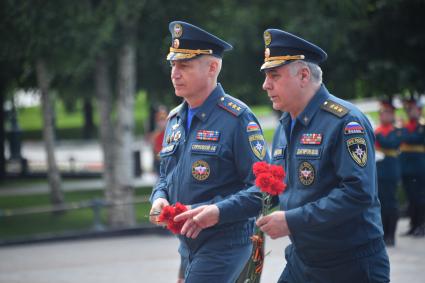 Москва. Главный государственный инспектор РФ по пожарному надзору Анатолий Супруновский (слева) и председатель Центрального совета ветеранов МЧС Шамсутдин Дагиров во время церемонии возложения венков к Могиле Неизвестного Солдата в День памяти и скорби в 81-ю годовщину начала Великой Отечественной войны.